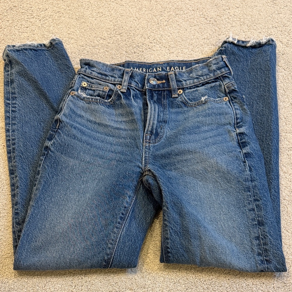 American Eagle Outfitters High Rise Blue Jeans distressed. Womans size 000
